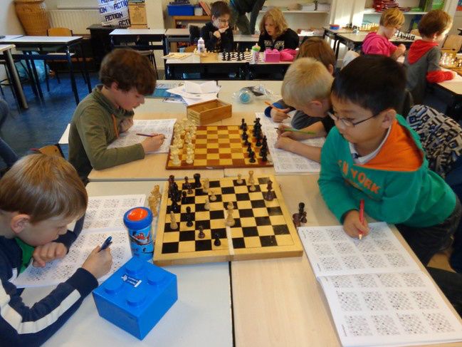 De 1e stappers aan het werk bij het oplossen van schaakpuzzels.